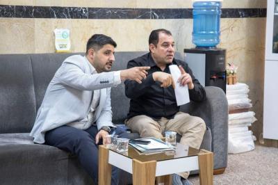 الاستاذ مصطفى الباوي مسؤول وحدة صناع المحتوى في قسم الإعلام مع السيد مصطفى الكاظمي من قسم العلاقات العامة 