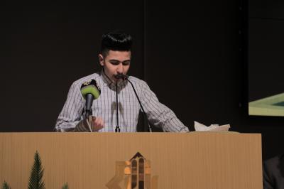 احد الطلبة المشاركين في المسابقة الوطنية لفنّ الخطابة