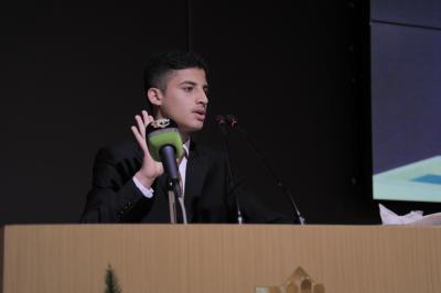 احد الطلبة المشاركين في المسابقة الوطنية لفنّ الخطابة