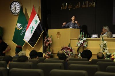 اللجنة التحكيمية الخاصة بالمسابقة الوطنية لفن الخطابة تستمع لاحد المشاركين