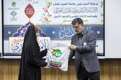 مدير مكتب سماحة المتولي الشرعي الدكتور أفضل الشامي يكرم إحدى الطالبات المرتديات للعباءة الاسلامية