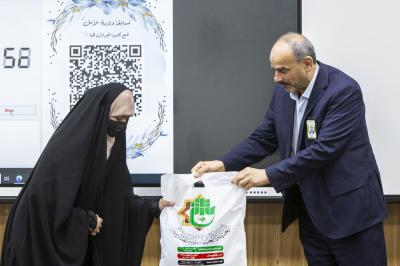 رئيس هيأة التربية والتعليم العالي الدكتور عباس رشيد الموسوي يكرم إحدى الطالبات المرتديات للعباءة الاسلامية