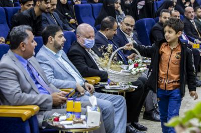 توزيع الورود على الحاضرين في المهرجان