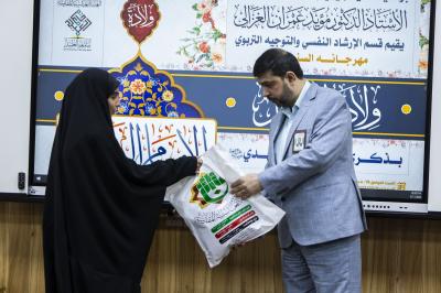 رئيس المجمع العلمي للقرآن الكريم الدكتور مشتاق العلي يكرم إحدى الطالبات المرتديات للعباءة الاسلامية