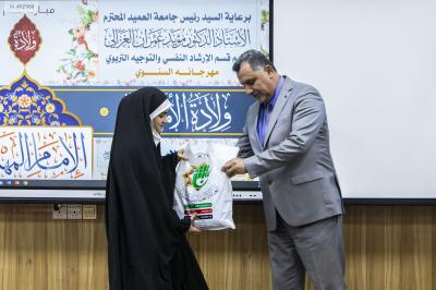 مرئيس جامعة العميد الاستاذ مؤيد الغزالي يكرم إحدى الطالبات المرتديات للعباءة الاسلامية