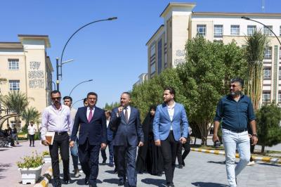 جولة الوفد في اروقة الجامعة
