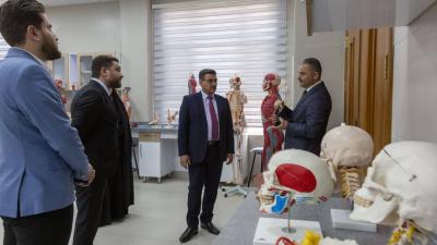 جولة الوفد في المختبرات الطبية