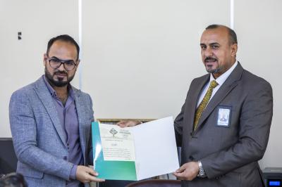 جامعة العميد تقدم كتاب الشكر لمسؤول الاعلام في مؤسسة الوافي السيد محمد الطالب