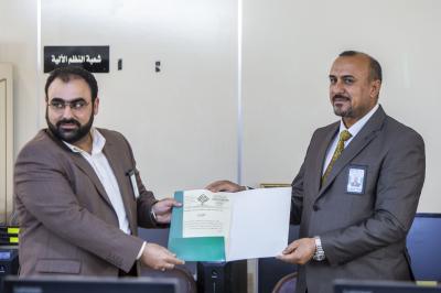 جامعة العميد تقدم كتاب الشكر لرئيس مؤسسة الوافي المهندس احمد صادق