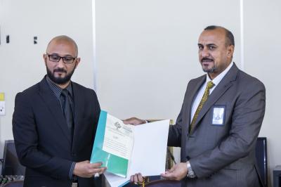 تكريم المشاركين في الندوة