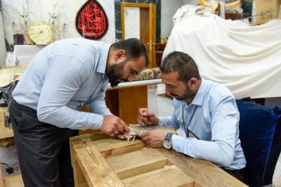 تم اطلاعهم على مراحل نظم الخيوط وطريقة حياكتها حول السجاد واختيارها بشكل يتناسب مع حاشيتها ونوعيتها