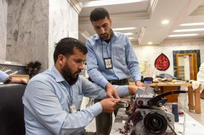 شرح خلال الدورة كيفية العمل على ريافة السجاد الصناعي اذ يتمّ العمل على ريافته بواسطة الماكنة الخاصة والتي تسمى (بماكنة الشيرازة)