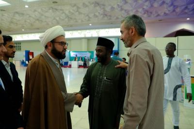 طلبة الدراسات العليا يشيدون بنتاجات المجمع العلمي في معرض طِهران الدَّوْليّ 
