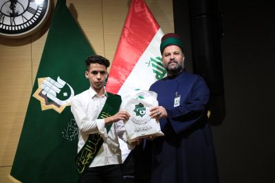 توزيع الهدايا على المشاركين بالمسابقة