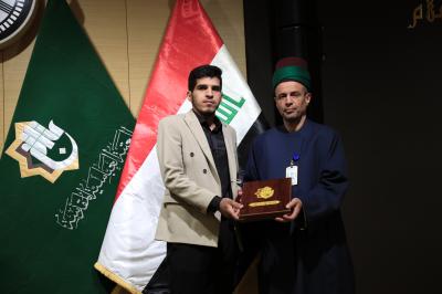 توزيع الهدايا على المشاركين بالمسابقة