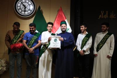 توزيع الهدايا على المشاركين بالمسابقة