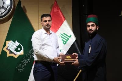 توزيع الهدايا على المشاركين بالمسابقة