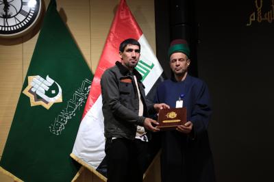 توزيع الهدايا على المشاركين بالمسابقة