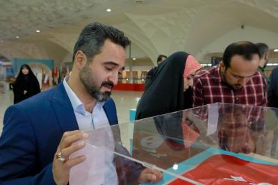 جانب من تواجد الزائرين في جناح المجمع العلمي في المعرض