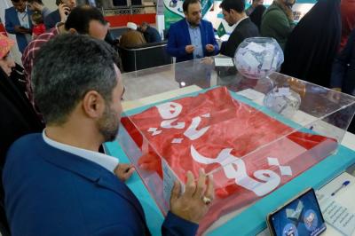 جانب من تواجد الزائرين في جناح المجمع العلمي في المعرض