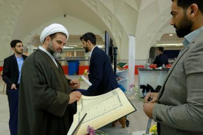 جانب من تواجد الزائرين في جناح المجمع العلمي في المعرض