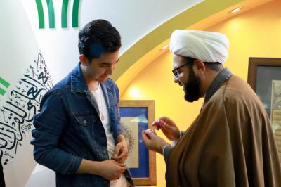 توزيع الهدايا على المشاركين في الورشة