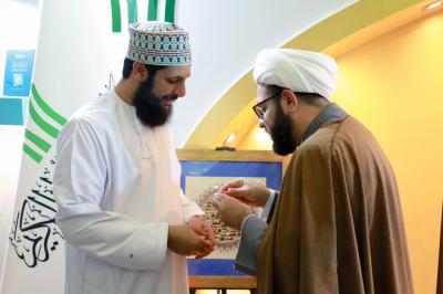 توزيع الهدايا على المشاركين في الورشة