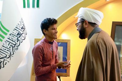 توزيع الهدايا على المشاركين في الورشة