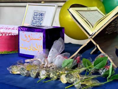 تضمّن الاحتفال إيقاد الشموع ونشر مظاهر الفرح والزينة