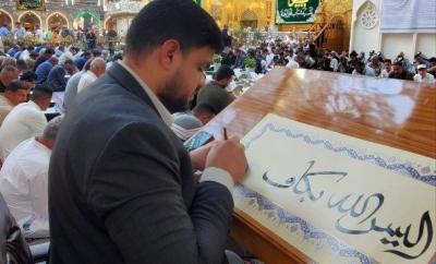 خلال الختمات القرآنية.. خطاط في المجمع العلمي يخط الآيات أثناء التلاوة المباشرة