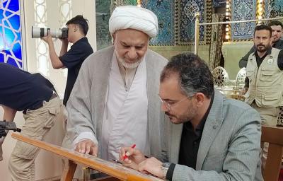 خلال الختمات القرآنية.. خطاط في المجمع العلمي يخط الآيات أثناء التلاوة المباشرة