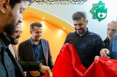 تسليم الجوائز على الفائزين