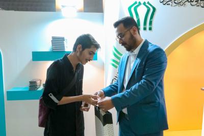 تسليم الجوائز على الفائزين