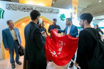 تسليم الجوائز على الفائزين