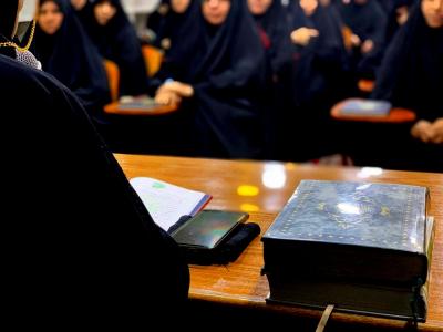 تضمّن البرنامج زيارة مرقد المولى ابي الفضل العباس (عليه السلام) ومحاضرات إرشادية وأسئلة فقهية وعقائدية