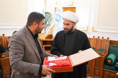 تكريم الشيخ زمان الحسناوي براية مرقد المولى أبي الفضل العباس (عليه السلام) 