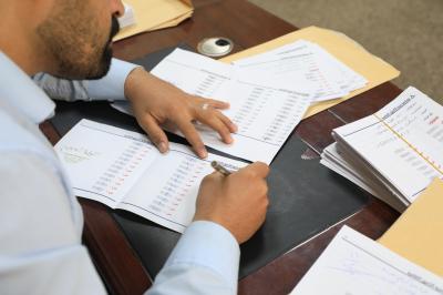 جانب من فرز الكراسات وتصحيحها