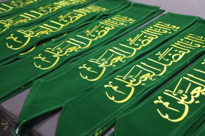الانتهاء من خياطة مئات الأوشحة والأعلام الخاصّة بحفل تخرّج طلبة الجامعات