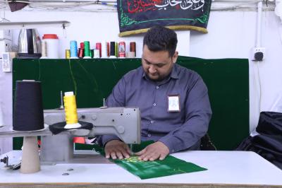 الانتهاء من خياطة مئات الأوشحة والأعلام الخاصّة بحفل تخرّج طلبة الجامعات