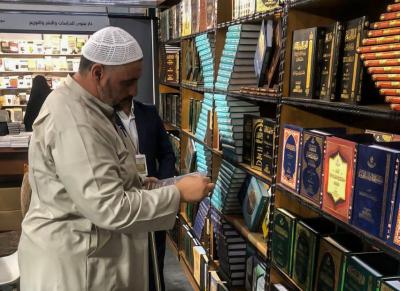 جناحُ العتبة العبّاسية يشهدُ إقبالاً متنوّعاً في معرض النجفِ الدوليّ للكتاب