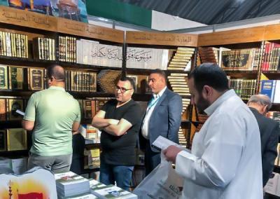 جناحُ العتبة العبّاسية يشهدُ إقبالاً متنوّعاً في معرض النجفِ الدوليّ للكتاب