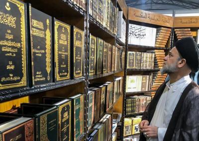 جناحُ العتبة العبّاسية يشهدُ إقبالاً متنوّعاً في معرض النجفِ الدوليّ للكتاب