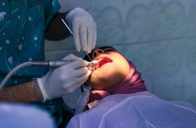 مركز ام البنين لوقاية الأسنان يستمر بتقديم خدماته المجانية للأطفال اليتامى