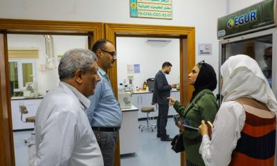 وفد وزارة البيئة يبحث مع مختبر جامعة العميد سبل التعاون في مجال البيئة والمياه