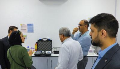 وفد وزارة البيئة يبحث مع مختبر جامعة العميد سبل التعاون في مجال البيئة والمياه