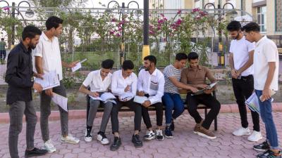 المئات من طلبة السادس الإعدادي يؤدّون الامتحانات النهائية في جامعة الكفيل