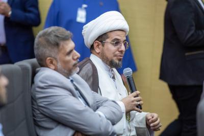 باحث من الحوزة العلمية يقدم ورقة بحثية حول الجوانب النظرية للدعاء عند الإمام الباقر (عليه السلام)