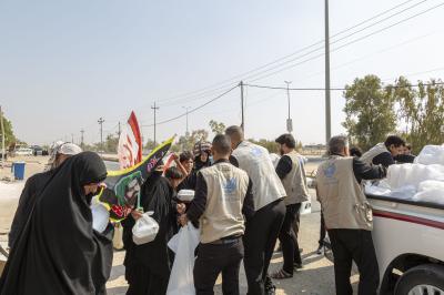 موكب جامعة الكفيل يباشر بتقديم خدماته لزائري الأربعين