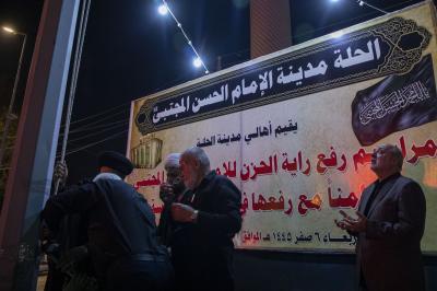 أهالي بابل ينظمون مراسيم رفع راية الإمام الحسن (عليه السلام) بذكرى استشهاده