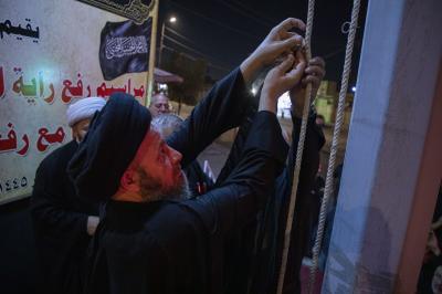 أهالي بابل ينظمون مراسيم رفع راية الإمام الحسن (عليه السلام) بذكرى استشهاده
